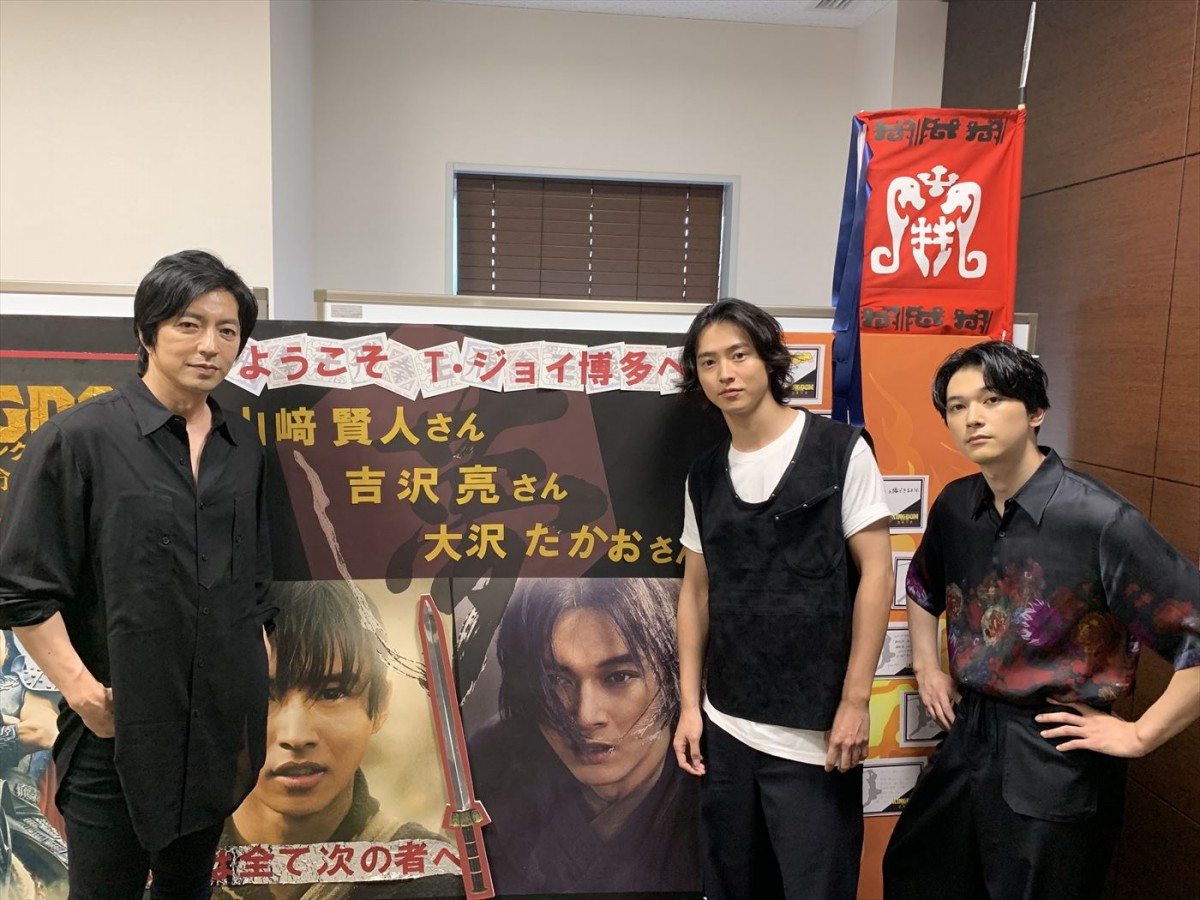 山崎賢人＆吉沢亮＆大沢たかお、『キングダム』初の全国舞台あいさつツアーに感無量　オフショットも到着！