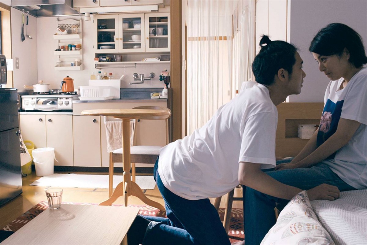 『花腐し』かつて愛した“同じ女性”に思いをはせる綾野剛と柄本佑の場面写真が公開