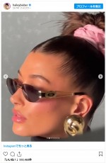 ヘイリー・ビーバー、マイクロミニドレスとダッドスニーカーを合わせたさわやかなコーデを披露　※「ヘイリー・ビーバー」インスタグラム