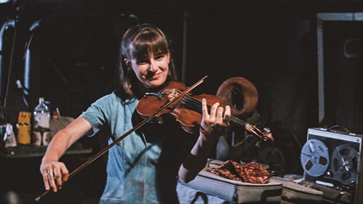 軟禁生活35年目にして“外の世界”へ！　映画『悪い子バビー』本予告解禁