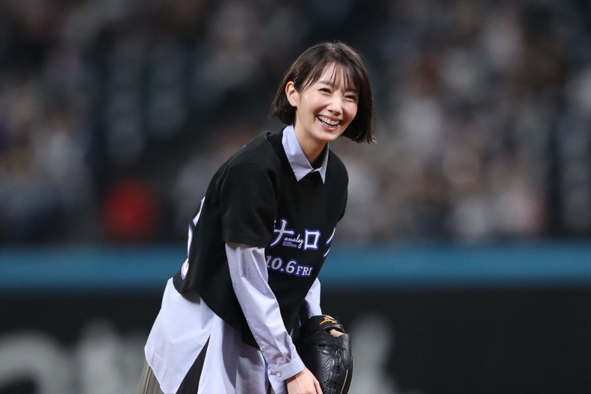 波瑠、13年ぶりの始球式は緊張で「心臓が飛んでいっちゃうんじゃないかと思った」　きつね耳＆しっぽ姿にファン大歓声！