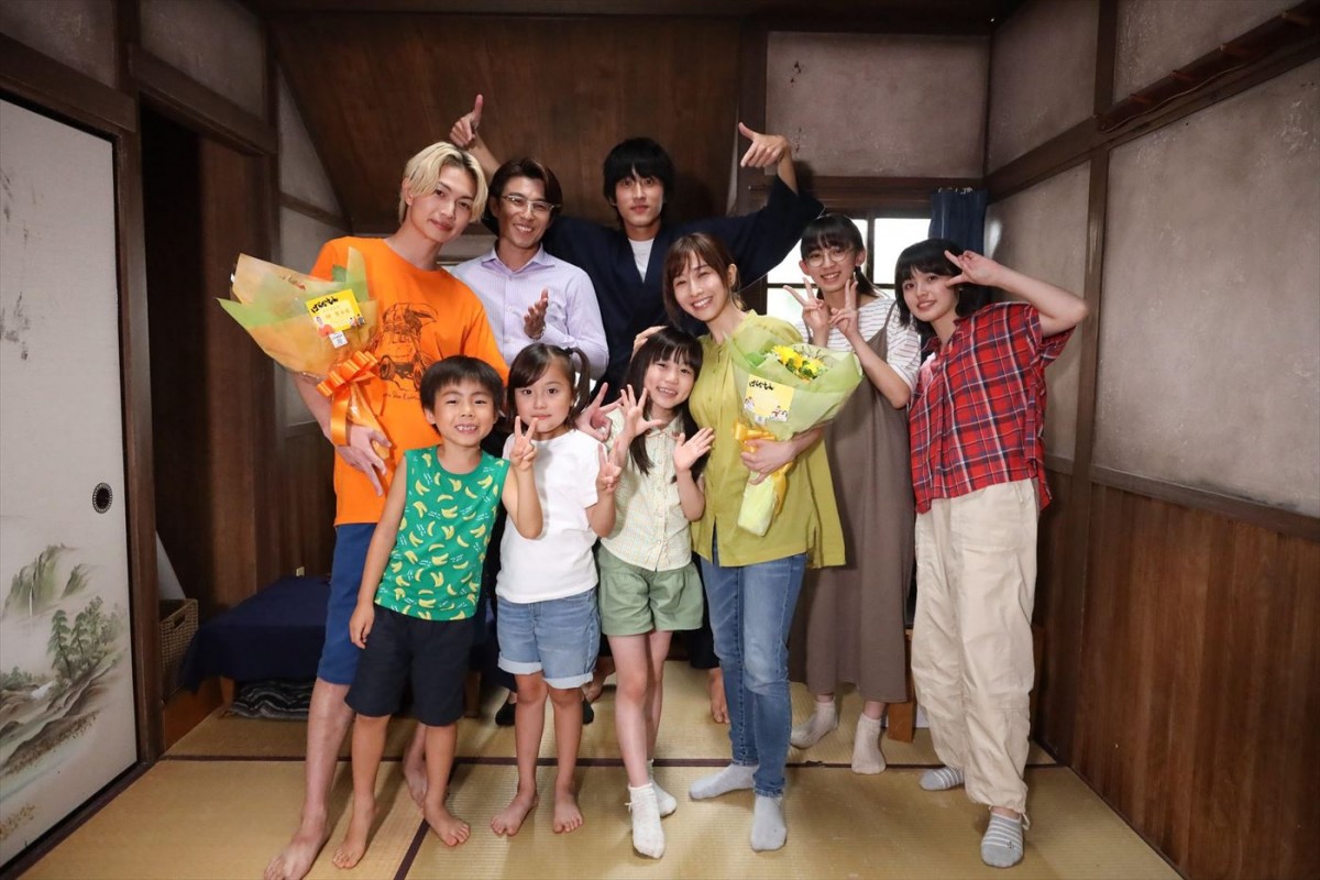 ドラマ『ばらかもん』キャスト陣(上段左から)綱啓永、中尾明慶、杉野遥亮、近藤華、豊嶋花、(下段左から)加藤叶和、宮崎莉里沙、寺田藍月、田中みな実