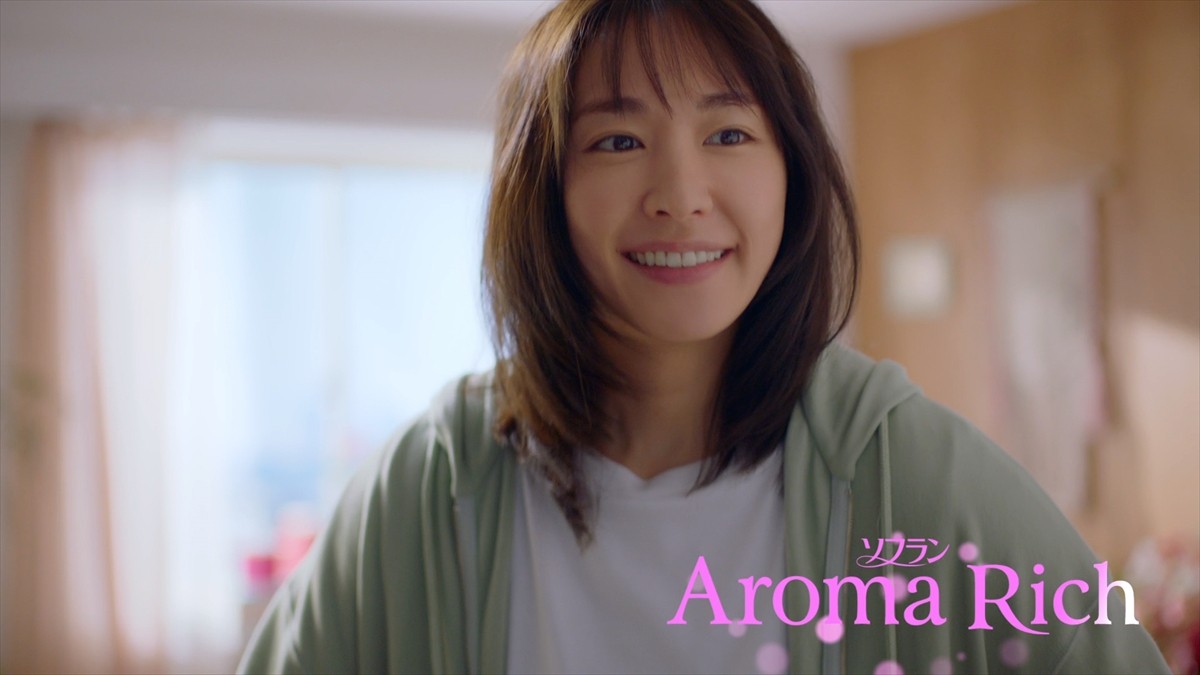 新垣結衣、服の匂いをかいで“うっとり”　チャーミングな演技が光る新CM公開