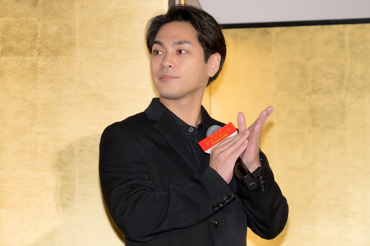 岡田将生、人生初の舞台あいさつMCに挑戦　松坂桃李の言葉に涙見せる