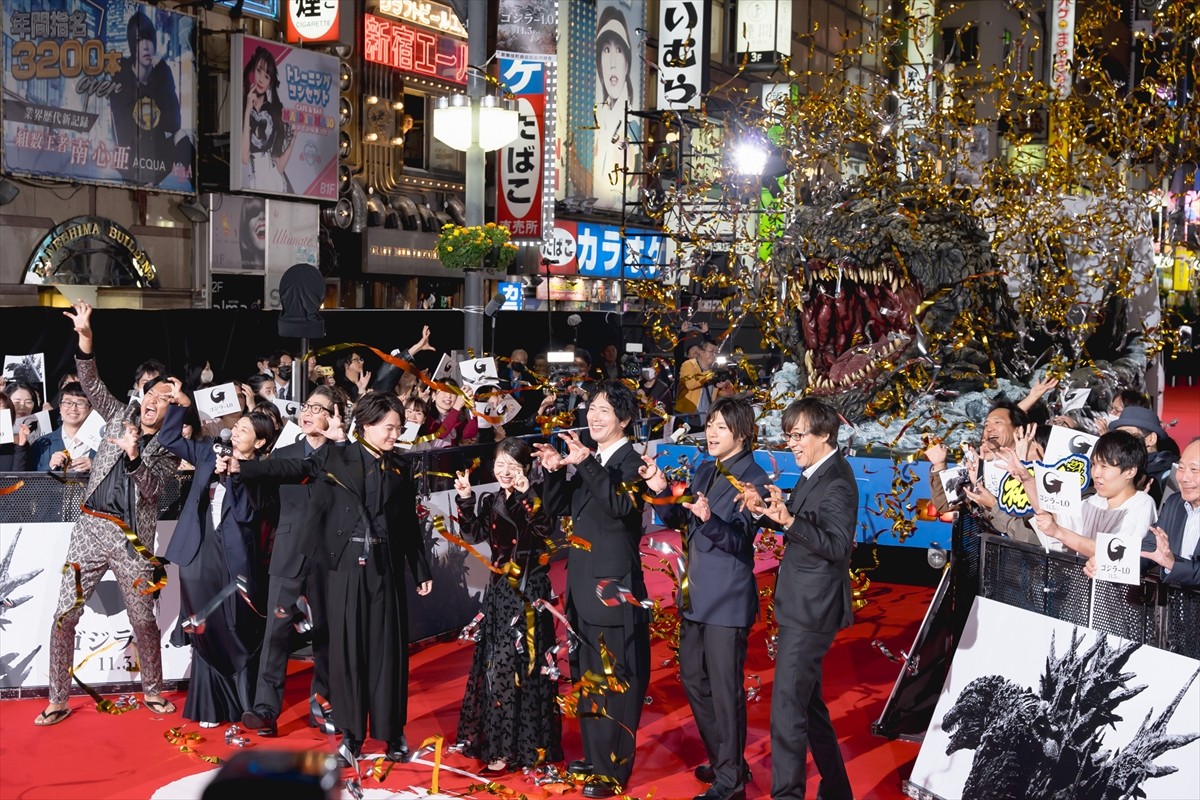 神木隆之介＆浜辺美波、歌舞伎町のレッドカーペットに降臨　“巨大ゴジラトラック”も登場