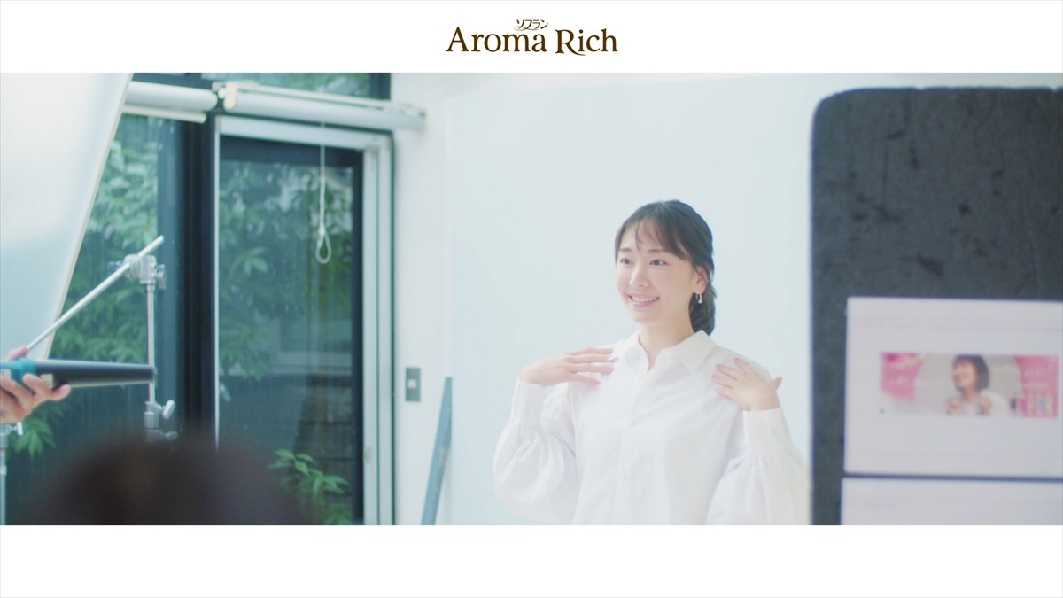 新垣結衣、服の匂いをかいで“うっとり”　チャーミングな演技が光る新CM公開