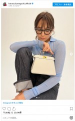 黒メガネにジーンズ、オフ感がたまらない川口春奈の出で立ち　※「川口春奈」インスタグラム