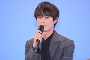 前田拳太郎、月10ドラマ『トクメイ！警視庁特別会計係』制作発表に登場
