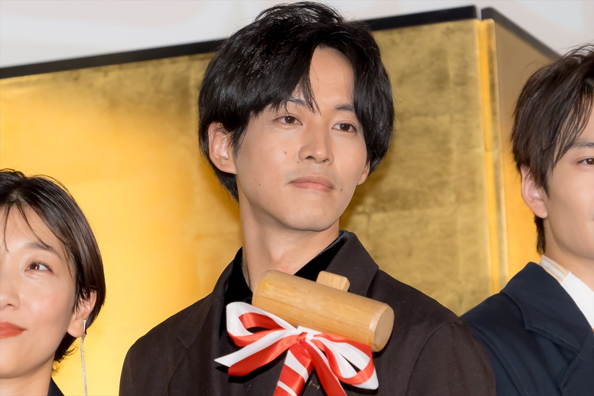 岡田将生、人生初の舞台あいさつMCに挑戦　松坂桃李の言葉に涙見せる