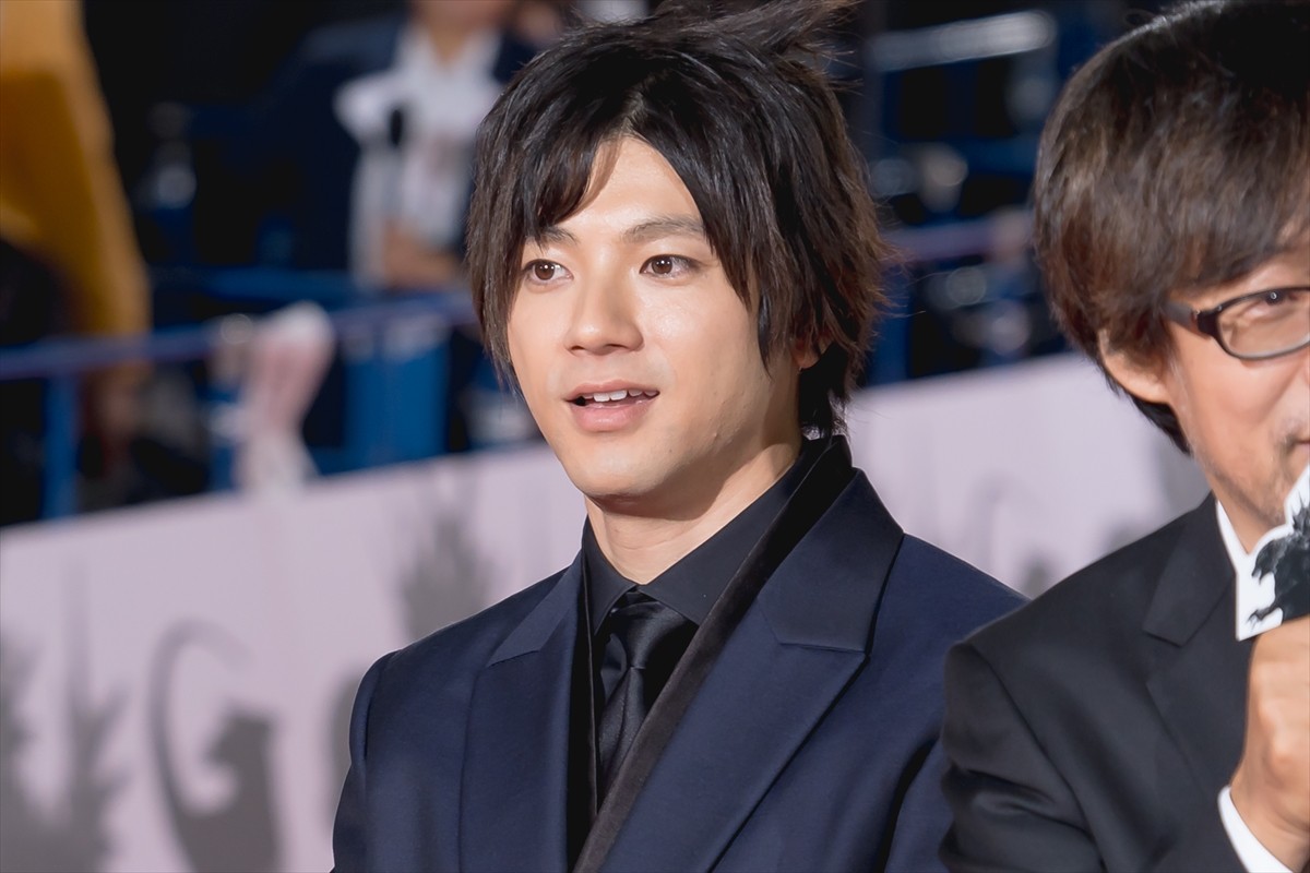 神木隆之介＆浜辺美波、歌舞伎町のレッドカーペットに降臨　“巨大ゴジラトラック”も登場