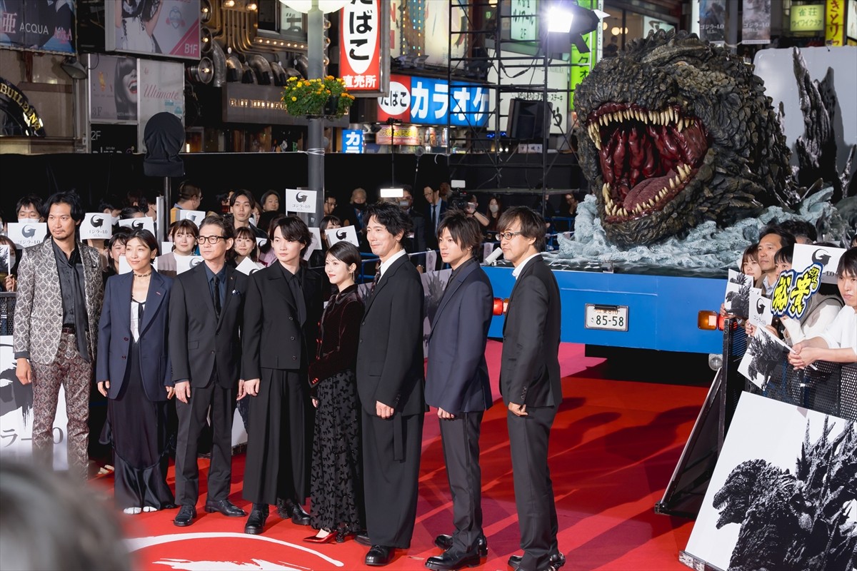 神木隆之介＆浜辺美波、歌舞伎町のレッドカーペットに降臨　“巨大ゴジラトラック”も登場