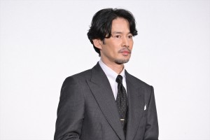 竹野内豊、映画『唄う六人の女』完成披露上映会 舞台挨拶に登場
