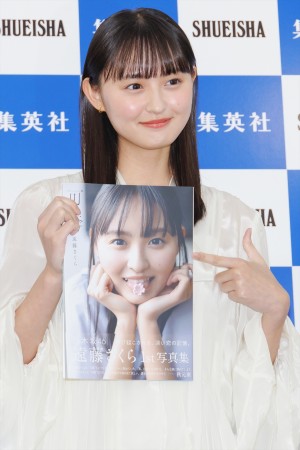 乃木坂46・遠藤さくら、1st写真集『可憐』発売記念会見に登場