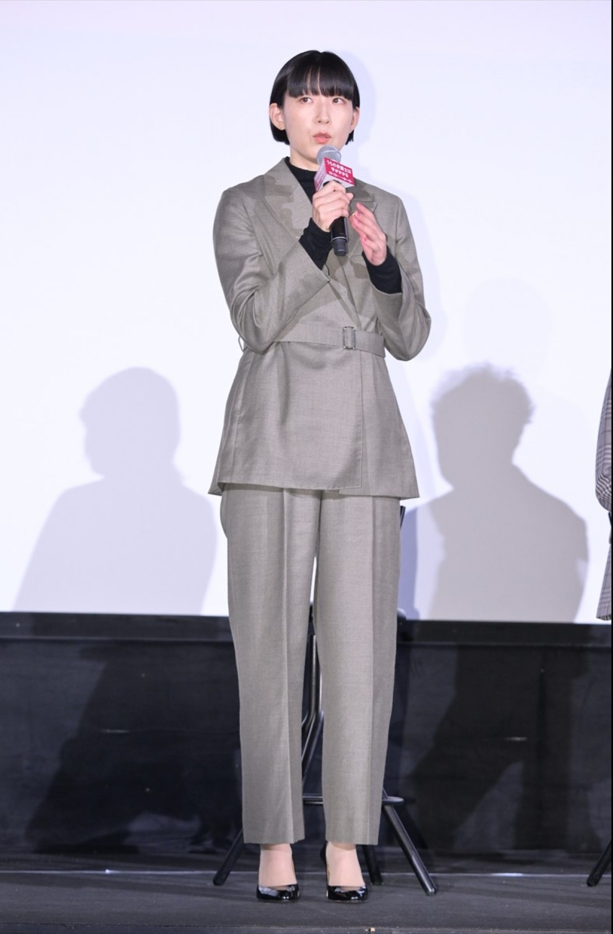 平手友梨奈、ムロツヨシから“殺傷能力が高い言い間違い”暴露され「本当に申し訳なかったです」
