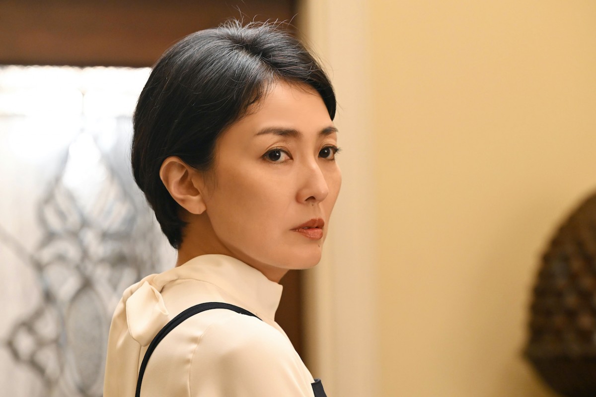 『ブラックファミリア』釈由美子、“裏の顔”持つ主婦役を怪演　視聴者ざわつく「暴れっぷりヤバすぎ」