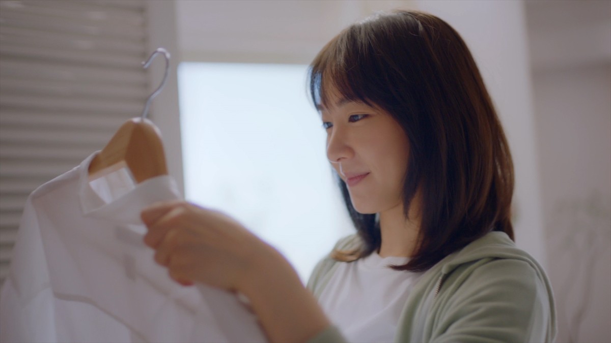 新垣結衣、服の匂いをかいで“うっとり”　チャーミングな演技が光る新CM公開