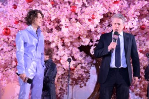 映画『ウォンカとチョコレート工場のはじまり』チョコレート・カーペット・イベントに登壇したティモシー・シャラメ、ヒュー・グラント