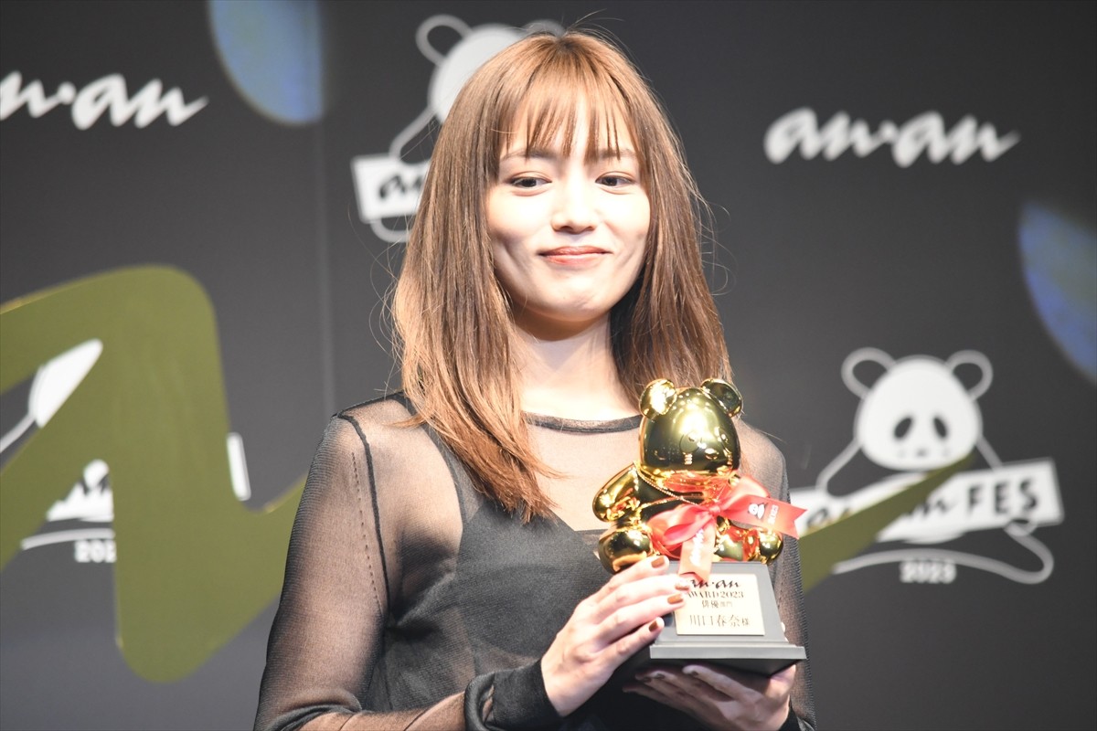 川口春奈、シースルーファッションでイベント登場　「こういう衣装が似合うような大人な女性に！」と意欲