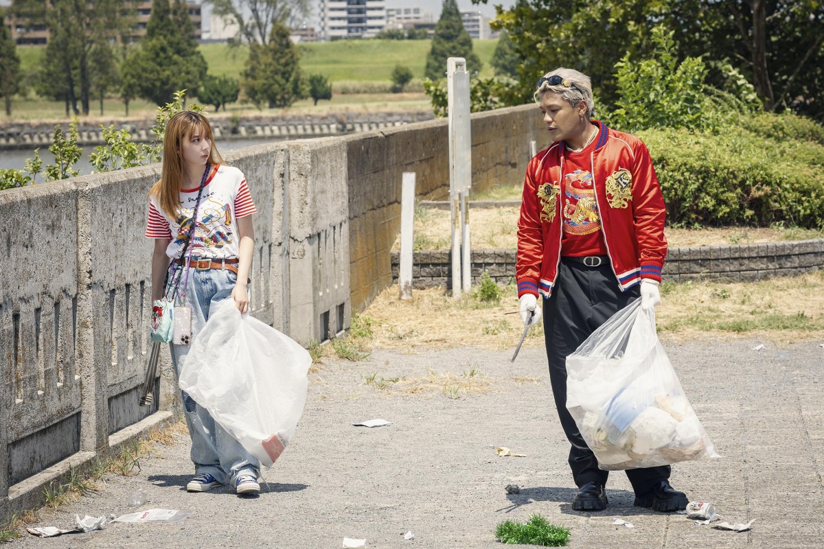 『パリピ孔明』第8話　“孔明”向井理、オーナー“小林”森山未來からギタリスト時代の話を聞く