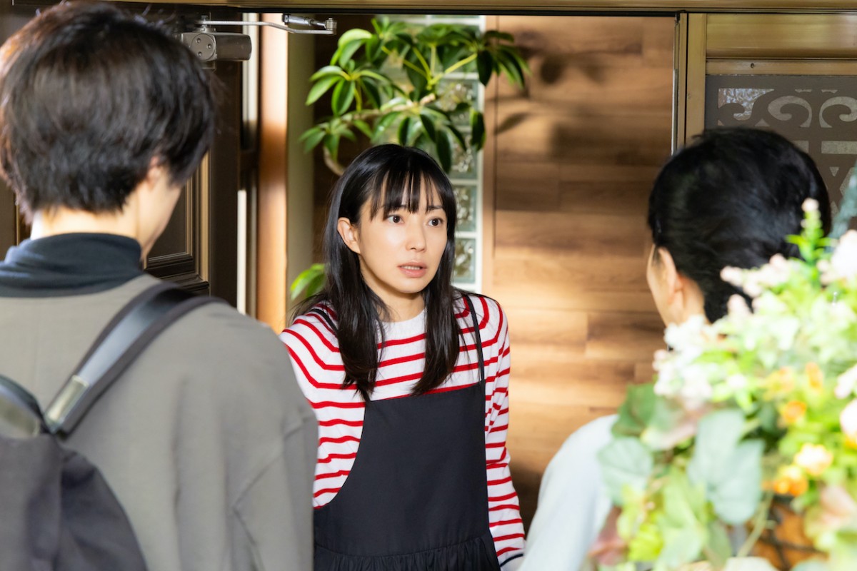 『ゆりあ先生の赤い糸』第4話　“ゆりあ”菅野美穂、夫の彼女“みちる”松岡茉優から突然抱きつかれる