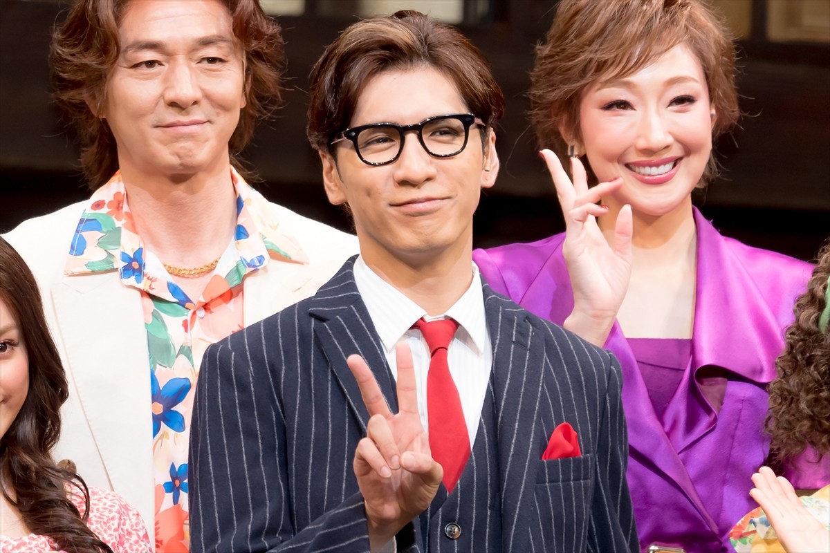 藤井流星、舞台『NOISES OFF』フォトコール&フォトセッションに登場