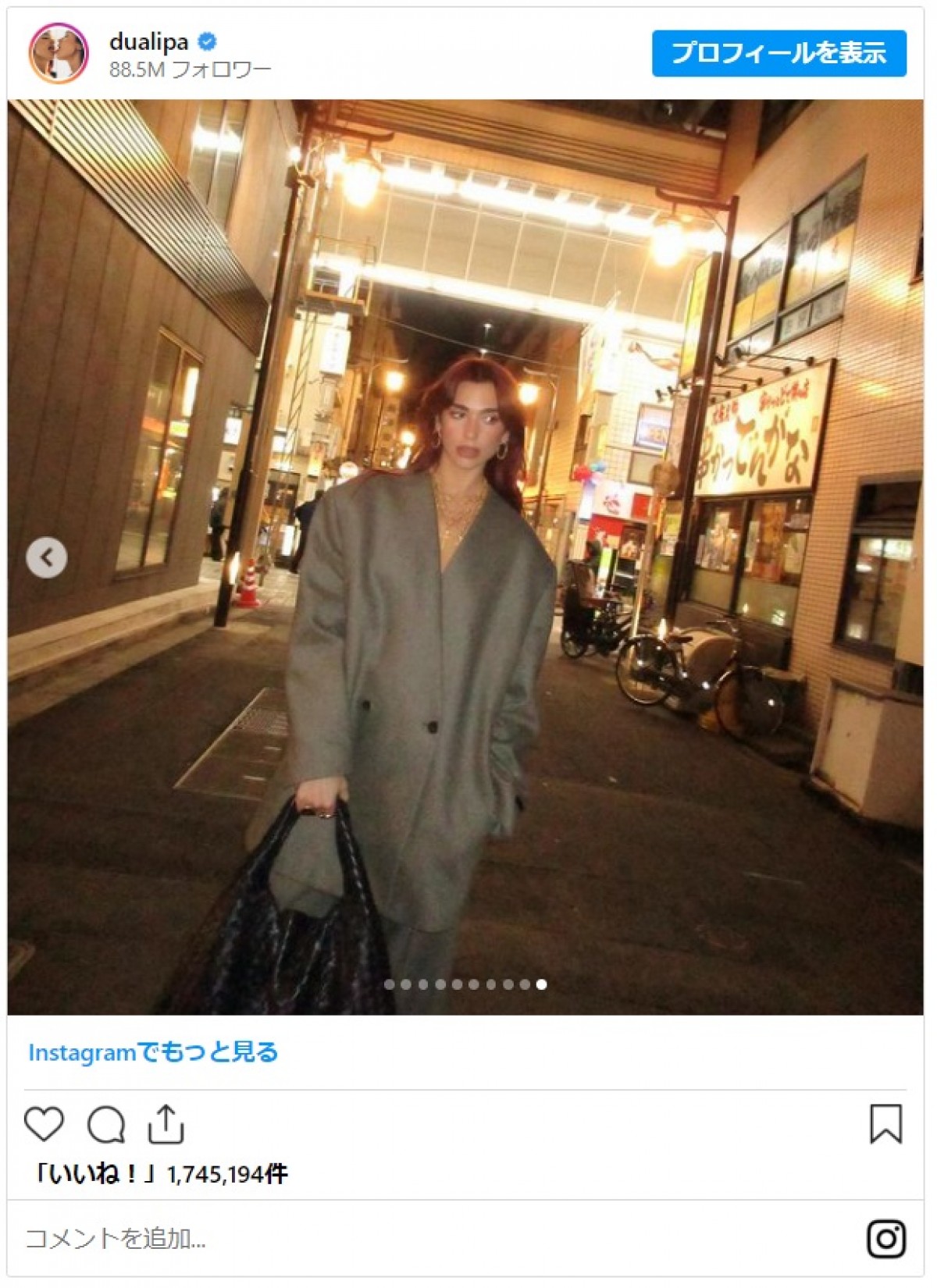 デュア・リパが来日！　スタイリッシュなファッションで街を散策＆寿司作りにも挑戦