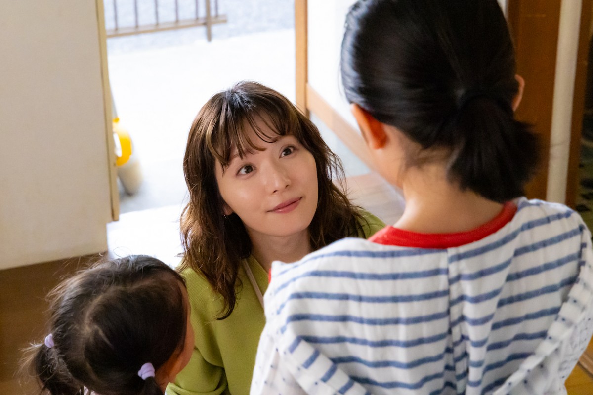 『ゆりあ先生の赤い糸』第4話　“ゆりあ”菅野美穂、夫の彼女“みちる”松岡茉優から突然抱きつかれる