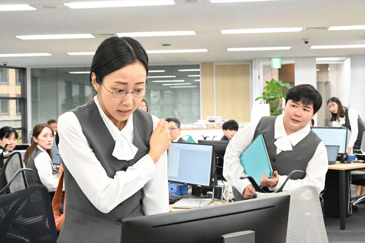 やす子、迷彩服脱ぎ“OLさん”に！　『セクシー田中さん』第4話出演、木南晴夏＆めるるの同僚役