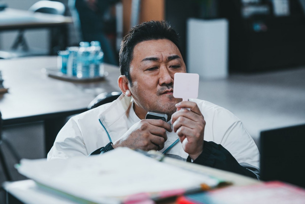 マ・ドンソク主演『犯罪都市』“やりすぎ”最強刑事の前に2人の極悪ヴィランが！　日本版ビジュアル＆場面写真公開
