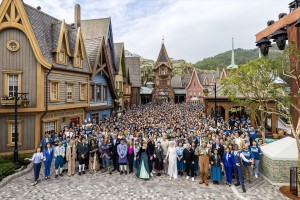 香港ディズニーに世界初の『アナ雪』エリア誕生！　オープン控え、ドローン舞う幻想的なイベント開催