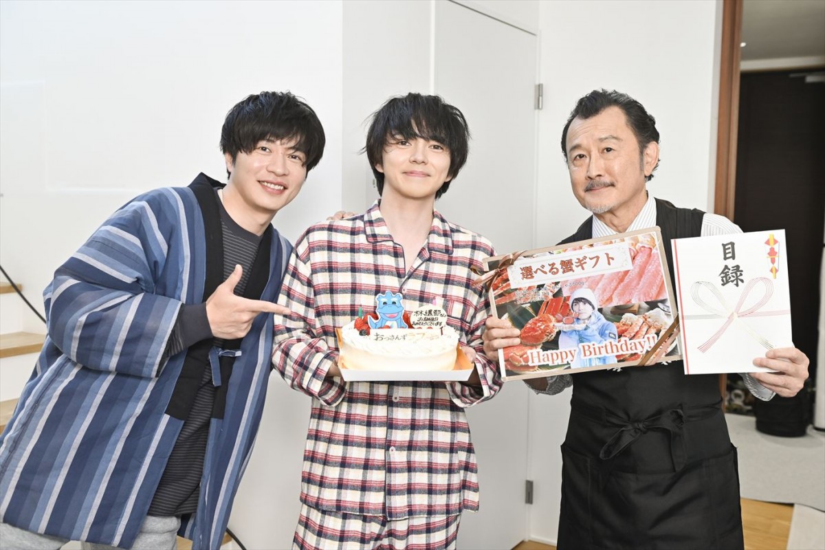 ドラマ『おっさんずラブ‐リターンズ‐』、林遣都(写真中央)の誕生日を田中圭と吉田鋼太郎がお祝い