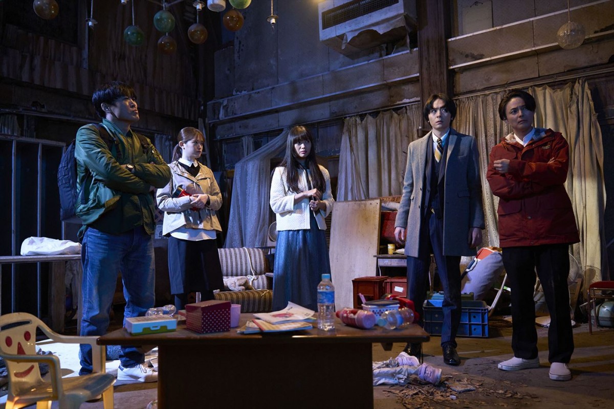 劇団ひとり、高橋克典ら共演『劇場版 マーダー★ミステリー』、出演陣の即興劇での内面を表現したポスター解禁　場面写真も到着