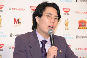 令和ロマン・高比良くるま、『M-1グランプリ2023』優勝者記者会見に登場
