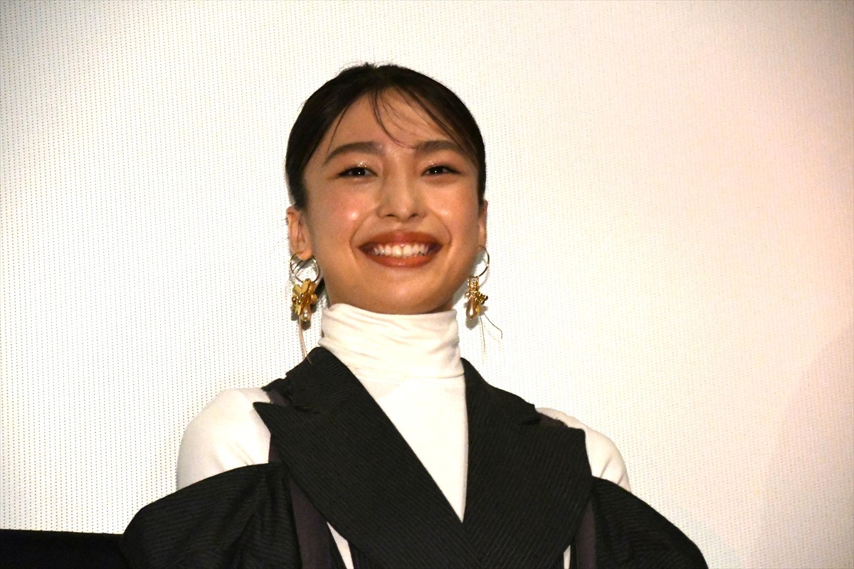 唐田えりか、“芋ちゃん、唐ちゃん”の仲の芋生悠から「陽気キャラ」を明かされ照れ笑い