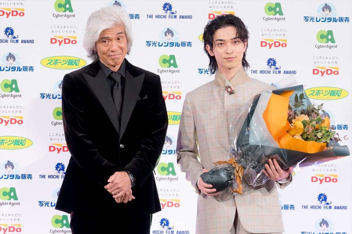 横浜流星、報知映画賞主演男優賞受賞　佐藤浩市が祝福に駆けつける