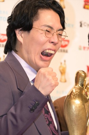 令和ロマン・高比良くるま、『M-1グランプリ2023』優勝者記者会見に登場