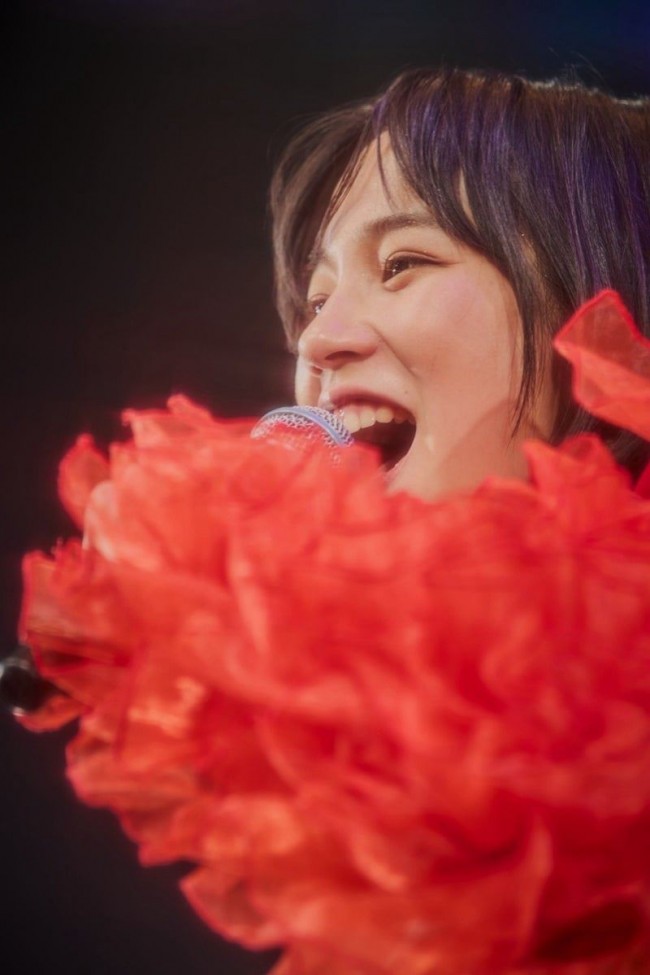 のん、ド派手衣装で舞うクリスマスライブの様子　※「のん」ブログ