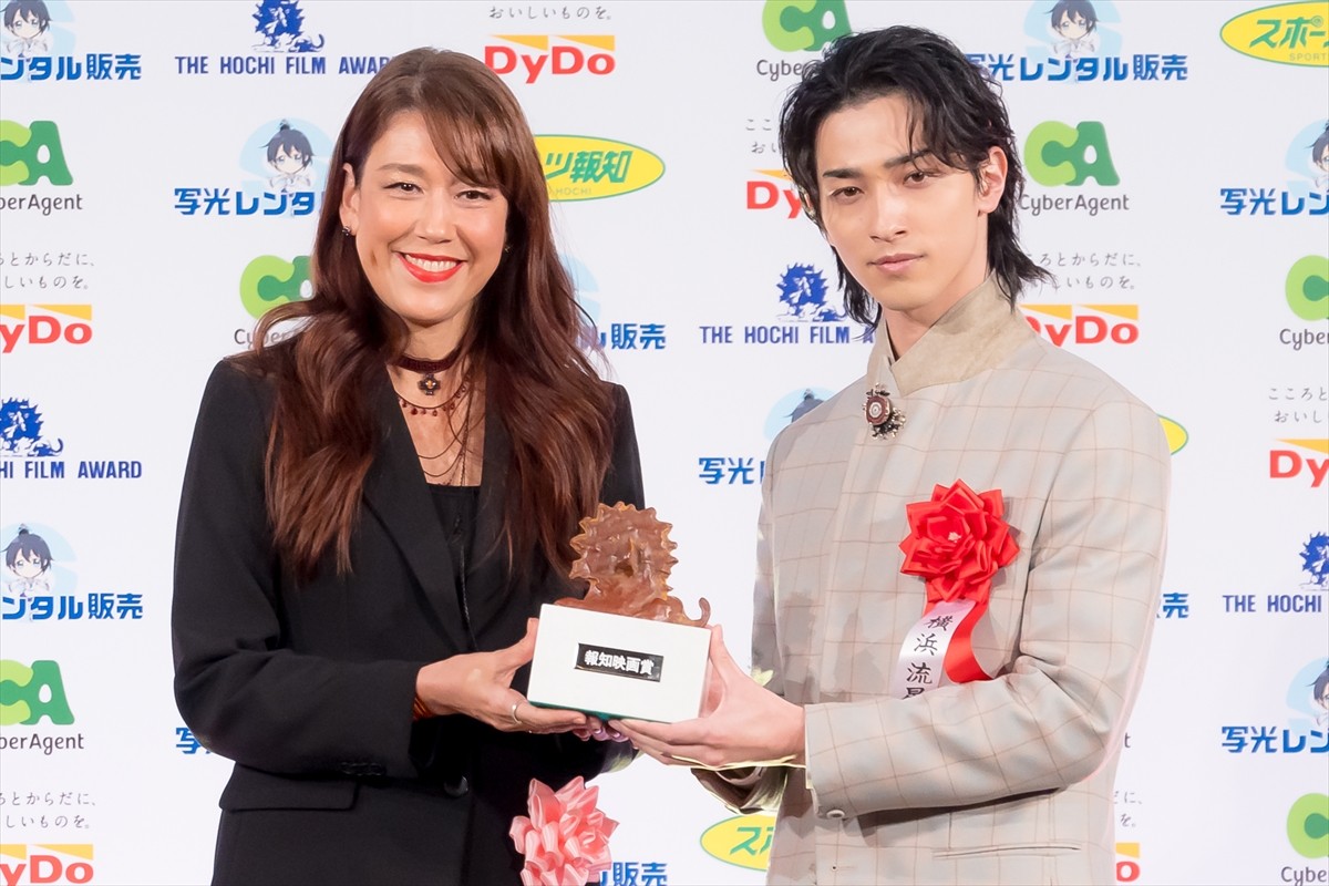 横浜流星、報知映画賞主演男優賞受賞　佐藤浩市が祝福に駆けつける