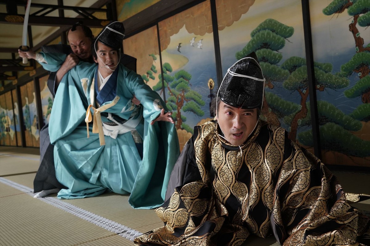 “吉良”ムロツヨシの百面相に眉の繋がった“将軍様”北村一輝も！　『身代わり忠臣蔵』場面写真が一挙公開