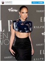 ジェニファー・ロペスが鉄板のような衣装でレッドカーペットへ　夫ベン・アフレックはトラウマになるとコメント