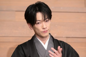 佐藤健、『義母と娘のブルースFINAL 2024年謹賀新年スペシャル』制作発表会見に登場