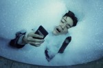 【写真】泡まみれになった中島裕翔の映画『＃マンホール』メイキング写真公開
