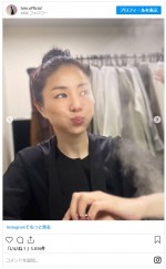 スチーム越しでも隠せない美ぼう　※「井川遥」インスタグラム