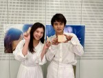 ドラマ『星降る夜に』、ジェンガバトルを行った（左から）吉高由里子と北村匠海