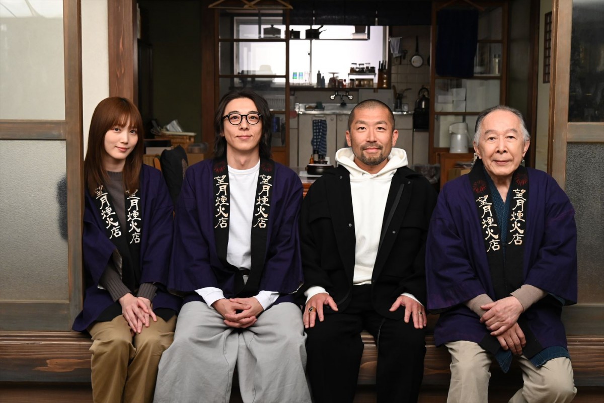 ドラマ『6秒間の軌跡~花火師・望月星太郎の憂鬱』(左から)本田翼、高橋一生、大蔵、橋爪功