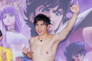 小島よしお、『聖闘士星矢：Knights of the Zodiac バトル・サンクチュアリ』配信記念イベントに登場