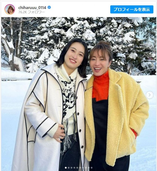 ロケで青森を訪れた新山千春と娘のもあ ※「新山千春」インスタグラム