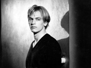 『After Darkness』ジュリアン・サンズ