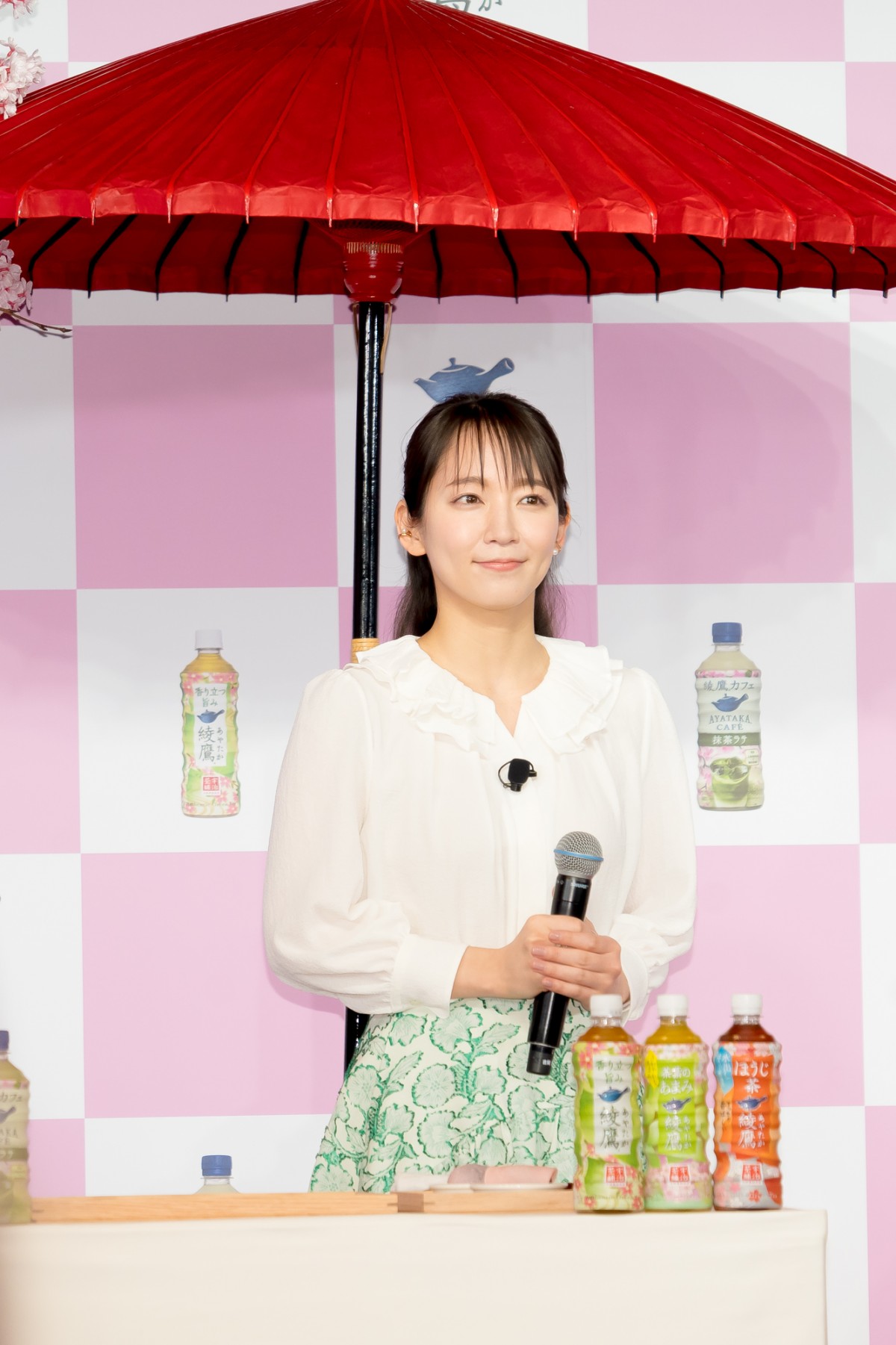 吉岡里帆、秋山竜次は「桜の魔神みたい」　茶寮空間の中で桜餅振る舞う