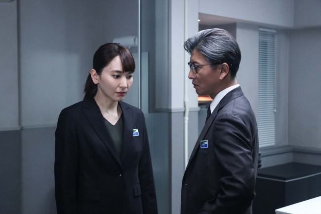 ドラマ『風間公親-教場0-』に出演する(左から)新垣結衣、木村拓哉